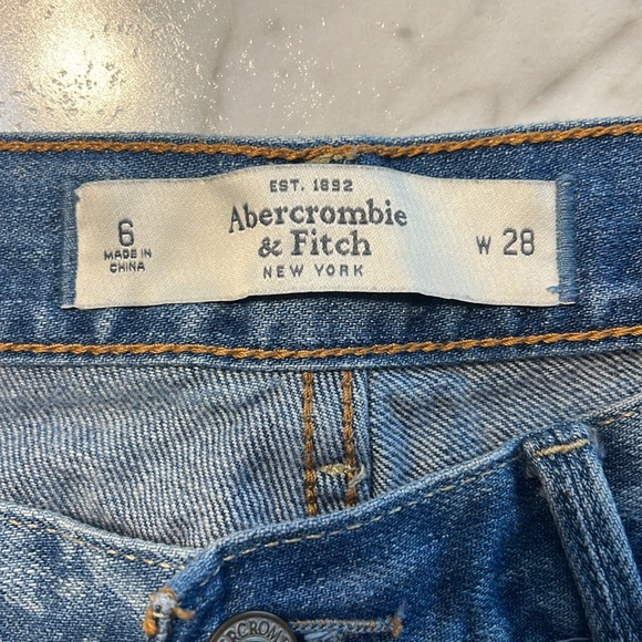 Abercrombie & Fitch Longer Jean Shorts sz 6 w28 like New - Picture 3 of 7